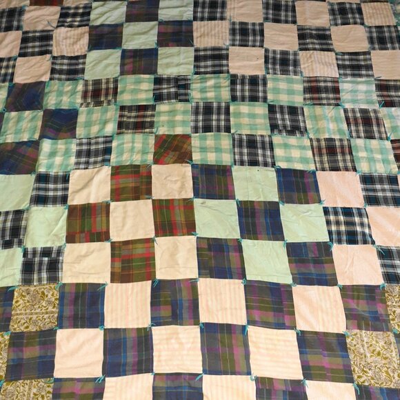 VINTAGE HANDMADE CRAZY QUILT GRANNY SQUARES CUTTERS COTTAGE CABIN FEEDSACK 75X64 - Picture 2 of 9